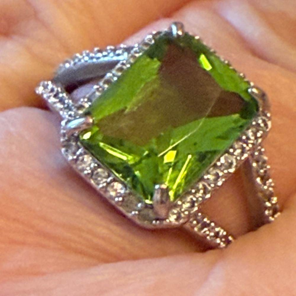 Elegant Green Gemstone Women's Ring